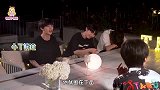 太离谱！张真源拿睡衣当睡裤穿，严浩翔用湿毛巾给电视机散热