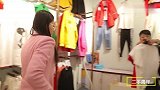 两美女在商场争先恐后买衣服，没想却是个骗局，太坑了