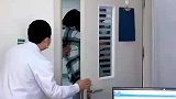 女子身体不舒服不能走，于是找了个跑腿的把自己送医院