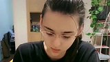 老外娶了个俄罗斯洋媳妇，吃面条配大面包，真不愧是战斗民族！