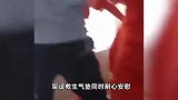 湖南一男孩暑假在家玩手机被奶奶说教，一气之下坐上窗台欲轻生