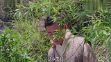 女儿小小年纪就要烧火做饭,妈妈还不停地凶她,连养父都看不下去