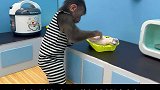 小猴子比比追剧看电视，鸡腿烤糊了全然不知