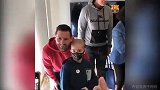 暖心球王!梅西苏神看望生病儿童 合影签名还赠送小礼物