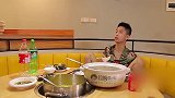 闽南语搞笑视频：黑帮老大惨遭服务员挑衅，全靠小弟出面才摆平