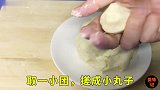 1个土豆，半碗糯米粉，不用油，不用水，做法简单，太解馋了
