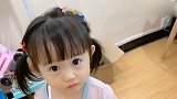 宝宝被妈妈一顿询问,懵懂的眼神充满无奈与可伶