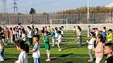 幼儿园组织小朋友花式跳皮筋，“80”后都跃跃欲试了
