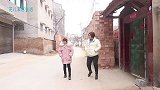 老板拖欠工资，女孩索要无果，回家后母亲却让她感谢老板