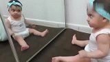 小宝宝坐镜子前被自己的美貌惊到了，来回晃脑袋：太漂亮了