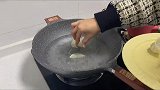 下班后自制酸汤水饺，再奖励自己一份烧烤，独居的生活简单快乐