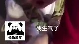 女子和老公牵手散步，两岁女儿黑脸大喊生气网友调侃