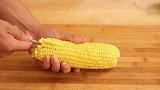 学会剥玉米粒的2个好方法，轻松便捷地剥出完整玉米粒，超简单