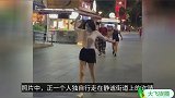 51岁许晴近况曝光，夜走锻炼身材似少女，见路人拍照用外套遮脸