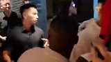 C罗走出酒店电梯 为蹲守酒店的球迷签名