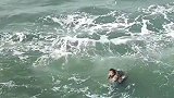 渔民抱着水桶，在海面漂浮七小时，精疲力尽之际，被过往船只发现