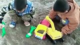 两个小男孩带上心爱的玩具，一起来玩沙子