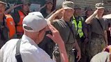 “我曾经也是个兵，知道你们有多累。”官兵转移被困群众时，93岁退伍老兵宋殿朝不上担架也不让背，坚持走路撤离，对着官兵们一路敬礼、握手......这是老兵对后辈战友最深沉的体恤与最高的敬意，致敬老兵！