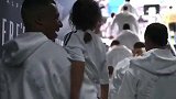 巴斯克斯主场告别 姆巴佩入场时抱着巴斯克斯的女儿