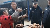 “这车红薯全要了！”阿姨违规摆摊，城管却抢着付钱，温情暖人心