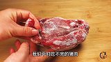 解冻猪肉时，别马上用水泡了，大厨教你一招，吃起来和鲜肉一样！