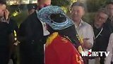 库里在重庆被川剧变脸惊艳到 连连拍手称赞