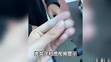 女子在海边蹚水半小时后发现手指变蓝色：上网查也没查到原因