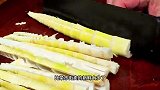 又到了吃竹笋的季节，每年我都给家人做这种泡椒竹笋，太好吃啦