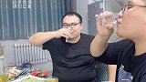 天津发小喝酒尽挑事，瓶白酒用瓢舀着喝，喝酒会咕咚的人要小心