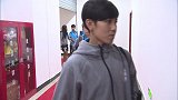 双方运动员抵达球场 女足姑娘信心十足力争胜利