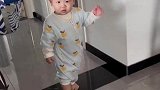 迷糊爸爸晚上摸黑给宝宝换纸尿裤