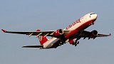 印度"廉价航空"开挂了，飞机窗户出现裂缝，用透明胶带来补