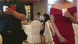 新婚夫妇现场敬酒，到了岳父这一桌尴尬不已，岳母的举动更是让新郎心寒！