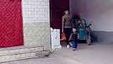 当爸爸和哥哥同时回家时，弟弟面对他俩的态度完全不同