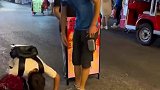 男子手持玫瑰花，边走边磕头不听劝，这种方式有点极端