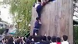 胖子上墙众人推，太难了！