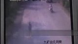 男孩被摩托车拖行200多米 后座女子连踹数脚-8月4日