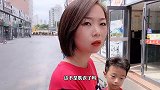 小伙出损招恶搞老婆，路人爆笑围观，老婆知道后当街暴怒