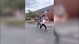 英国：两名男子街道上用砍刀互砍，周围民众被吓得尖叫