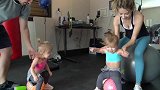 孩子们愉快的玩耍，妈妈教导孩子锻炼，真令人愉悦！