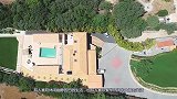 男子隐居山洞25年，被找到后坚决不走，离近一看发现不简单！