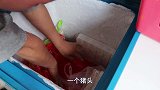 做一道下酒又下饭的猪皮炒辣椒，爷俩啤酒对瓶吹，有吃有喝，爽