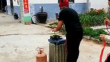 大姐这样做属实过分了，块出锅的菜直接打翻，中午要喝西北风了