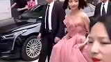 丫丫一低头差点走光哦，好美的瞬间