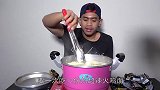 印尼小伙的极限挑战，一次吃12份超辣火鸡面，看着都超过瘾