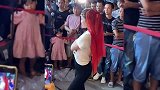 美女街头开直播跳舞，引来无数男同胞围观，大爷的表情绝了！