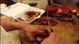 街边烧腊档师傅快刀斩脆皮烧猪，剔除边角后，只留最好部位