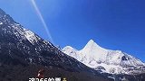 金黄的草地，蔚蓝的天空，白色的雪山