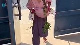 女孩一大早被闺蜜喊去玩，回来是满载而归，比邻居家的男娃都调皮