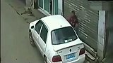 小孩子往汽车内放炮仗，监控拍下汽车报废的画面
